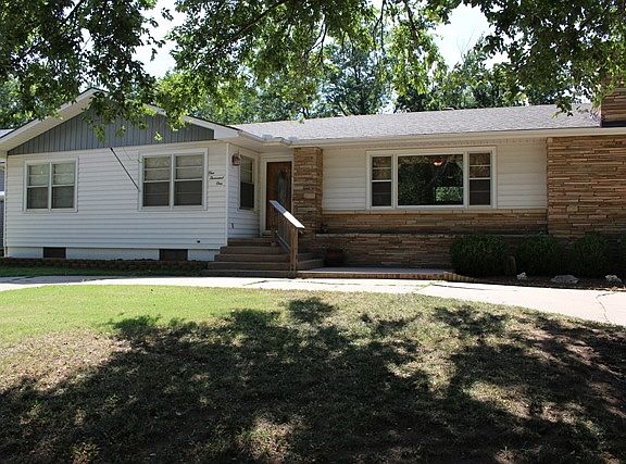2nd image of 1001 S Emporia St
