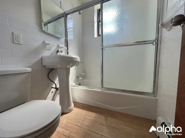 211 East 14th Street image 6 of 6