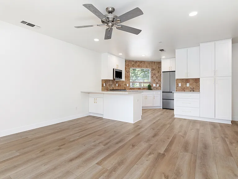 Open floor concept - kitchen and living area