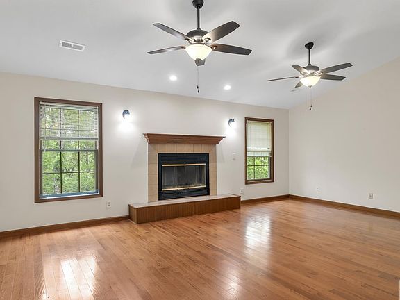 5th image of 157 Bay Colony Rd
