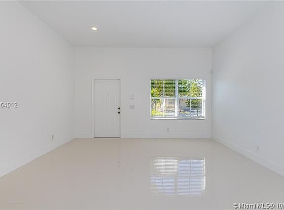 4th image of 1016 Silktree Ln #0