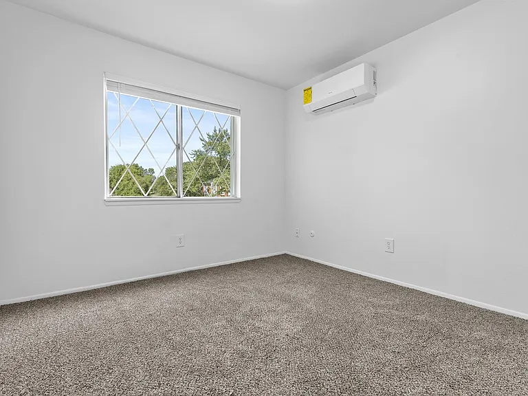 Carriage Park Apartments - Dearborn Heights, MI — Photo 19
