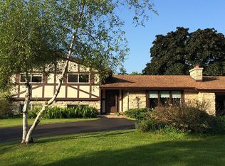 2555 W Kenboern Dr, Glendale, WI 53209