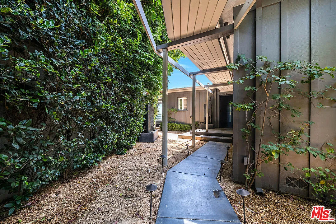 3 bed, 3.0 bath, 1787 sqft, $9,950 — Photo 2