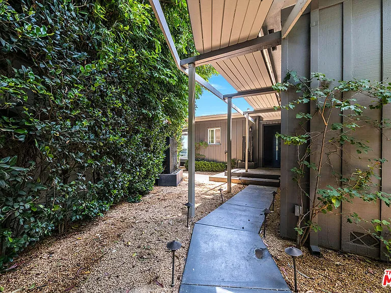 1438 Davies Dr — Photo 2