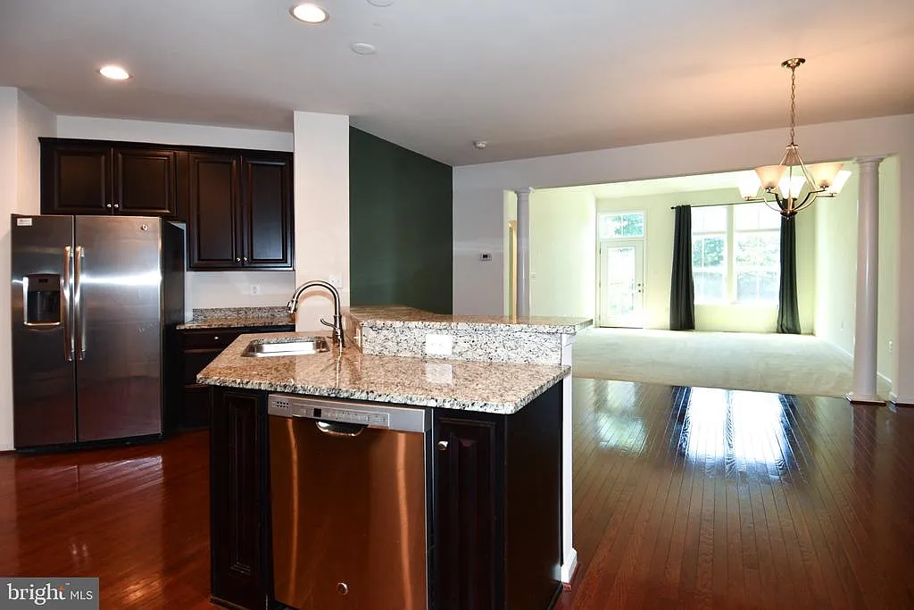 3 bed, 3.5 bath, 3712 sqft, $3,400 — Photo 3