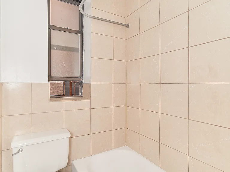 121 Seaman Ave #1E — Photo 7