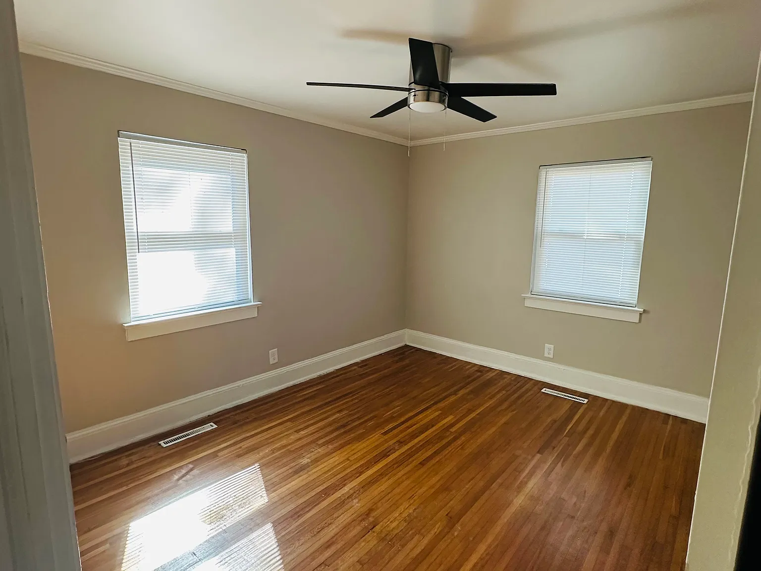 320 Sylvania Ave — Photo 4