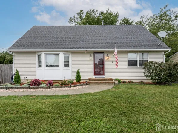 54 Spruce St, Beachwood, NJ 08722