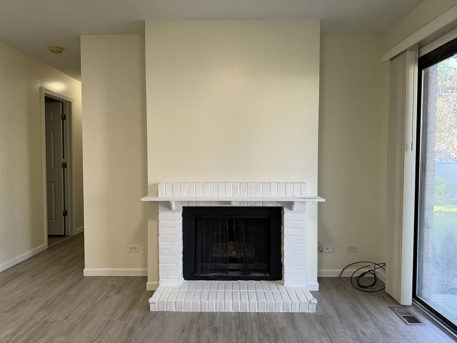 223 Deerpath Ct — Photo 4