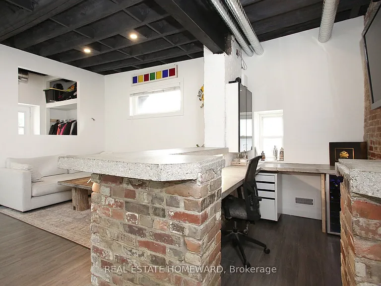 1233 Dundas St E — Photo 10