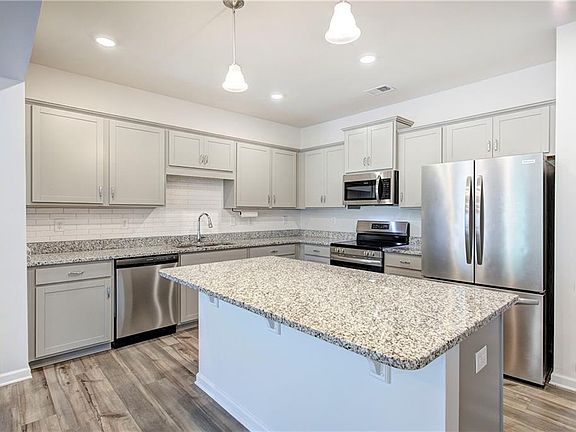 5th image of 261 Dupont Dr