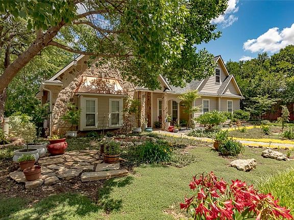 3rd image of 501 Oak Hollow Ln