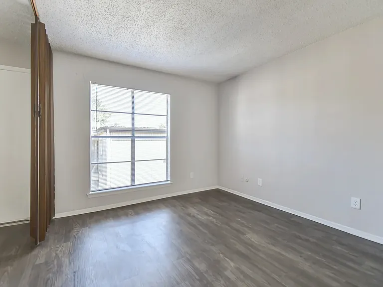 Oak Park Apartments — Photo 7