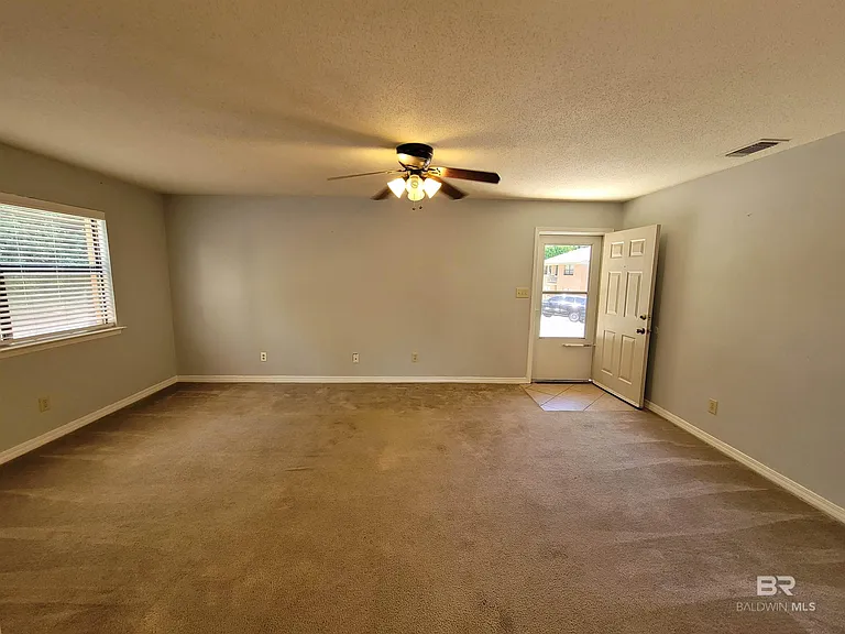 512 Lake Forest Blvd — Photo 2