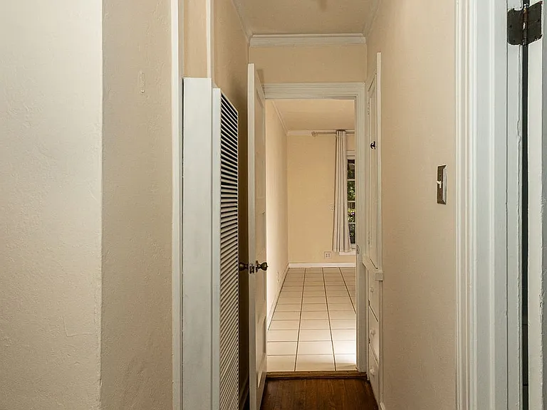 812 N June St — Photo 36