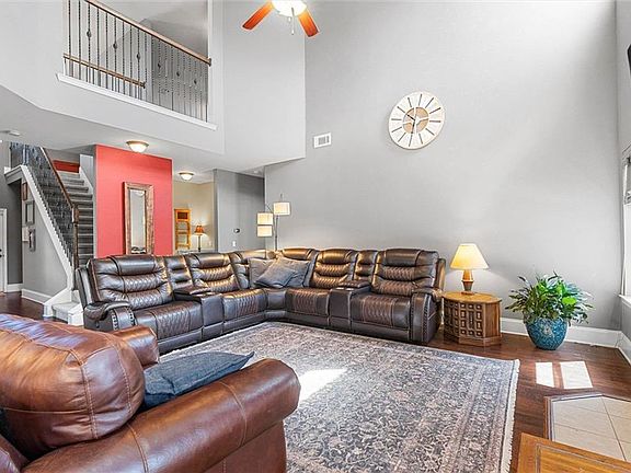 4th image of 585 Sheffield Ave