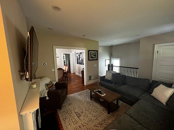 4th image of 372 Baynes St