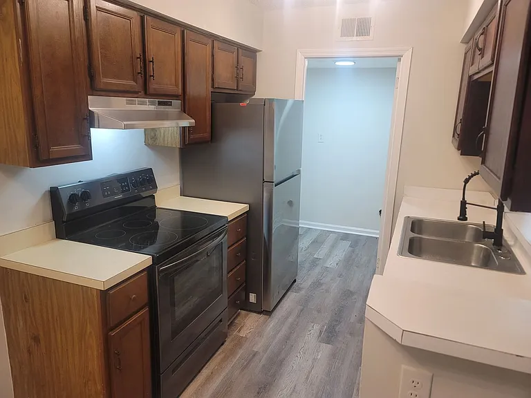 elmtree1401b — Photo 3