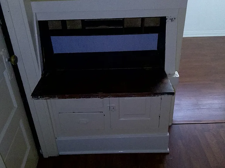 4318 Menlo - NE master 1st Bedroom - built-in desk for your studies or laptop