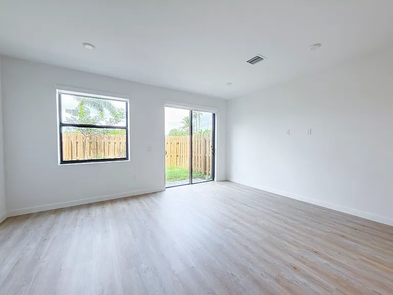 132 NW 10th Pl — Photo 16