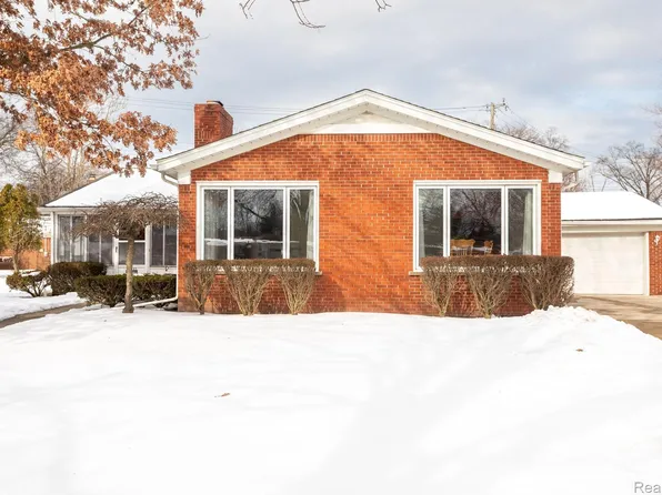 25648 Graceland Cir, Dearborn Heights, MI 48125