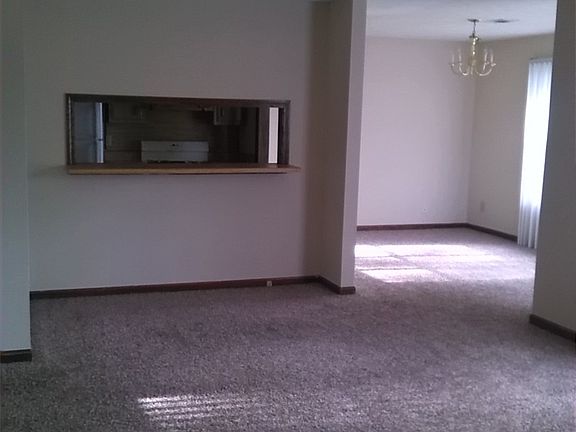 4th image of 8 Christie Ct SE