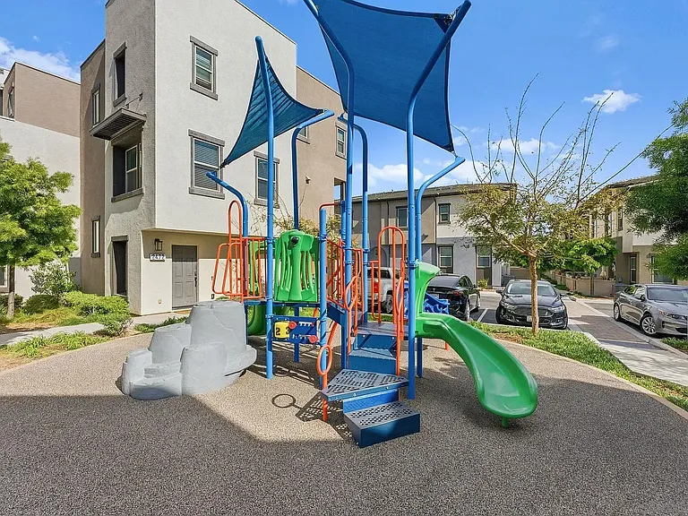2464 Solara Ln — Photo 24