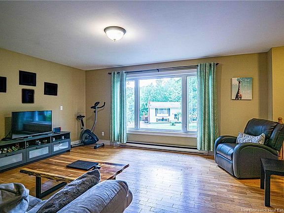 3rd image of 770 Glengarry Pl