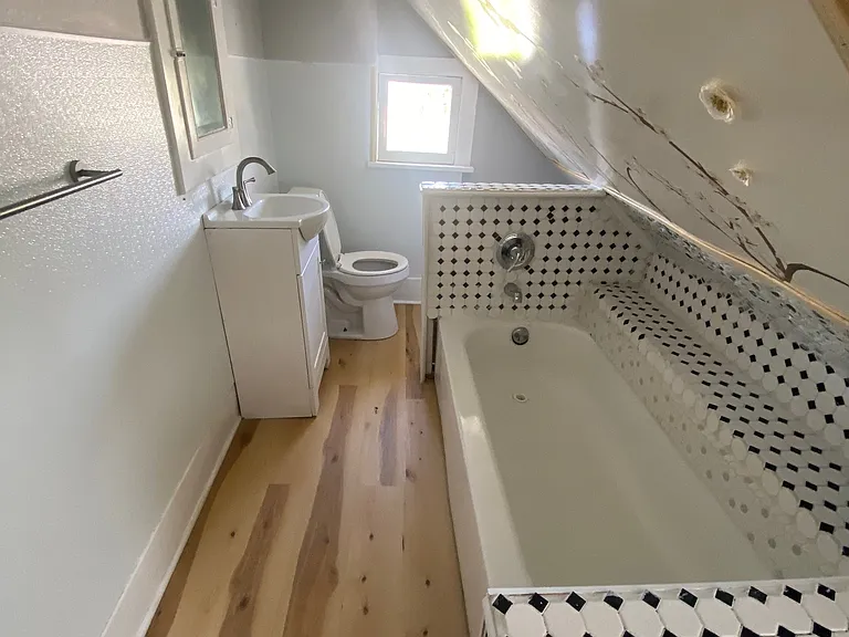 229 E Oakland St — Photo 17