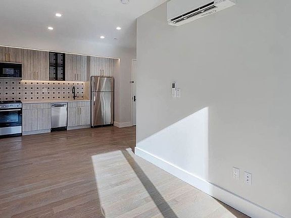 2nd image of 216 Bainbridge St #2R