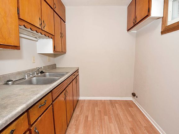 5th image of 1102 N Somerset Ave