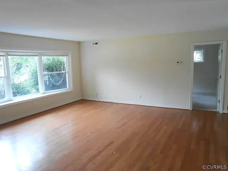 9302 Woodcrest Rd — Photo 2
