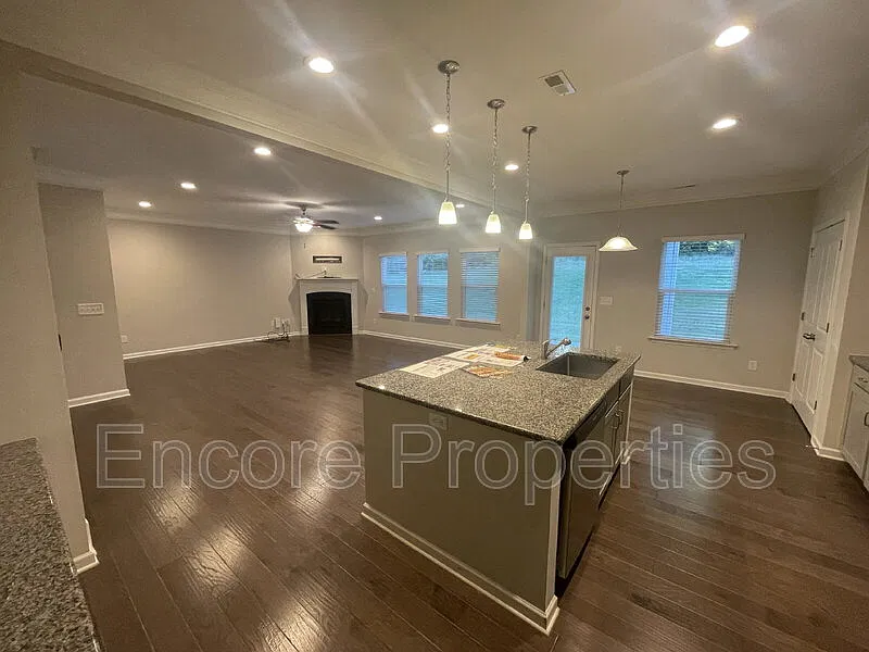 4 bed, 2.5 bath, 2600 sqft, $2,350 — Photo 2