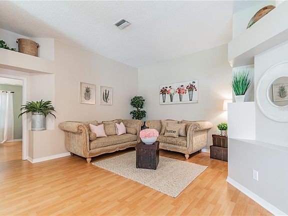 4th image of 310 Stratfield Dr