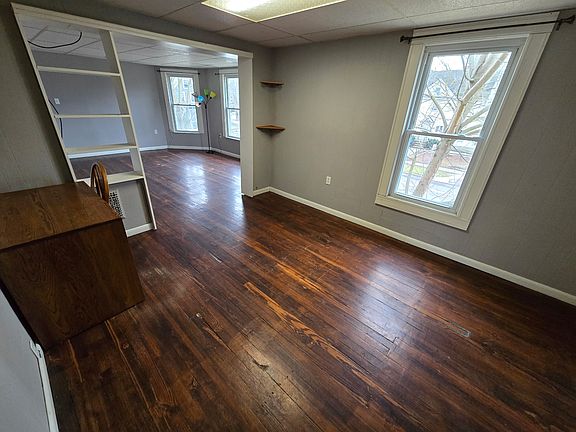 4th image of 172 Tompkins St #B