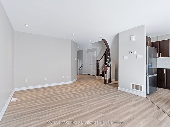 5th image of 245 Silvermoon Cres
