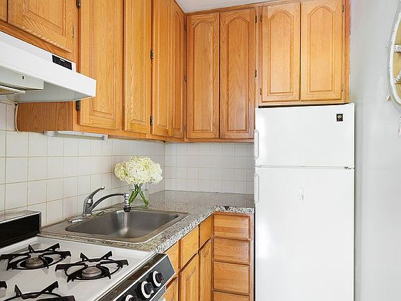 3rd image of 137 W 80th St APT 4B