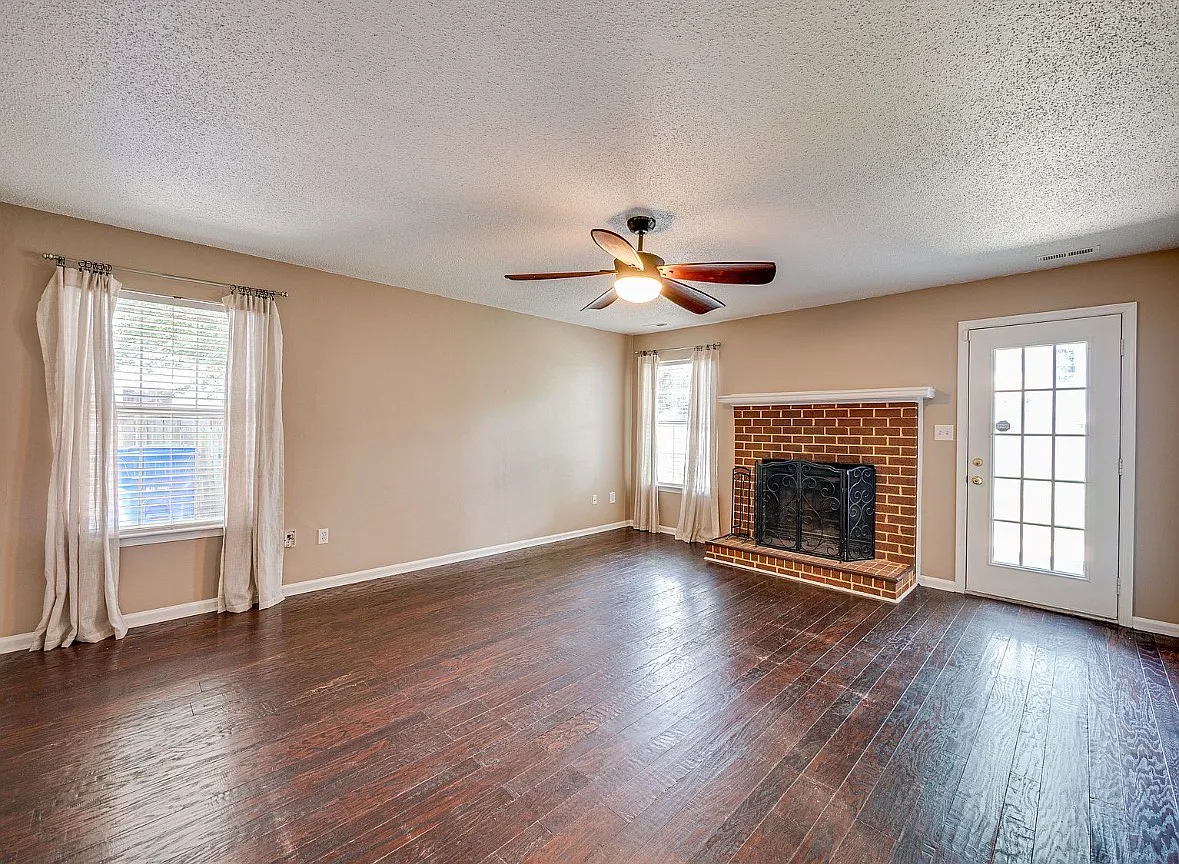 4 bed, 2083 sqft, $2,895 — Photo 2