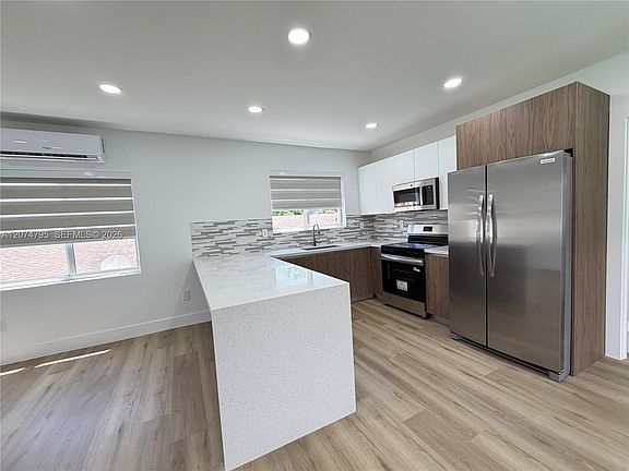 4th image of 311 SW 27th Ave #317