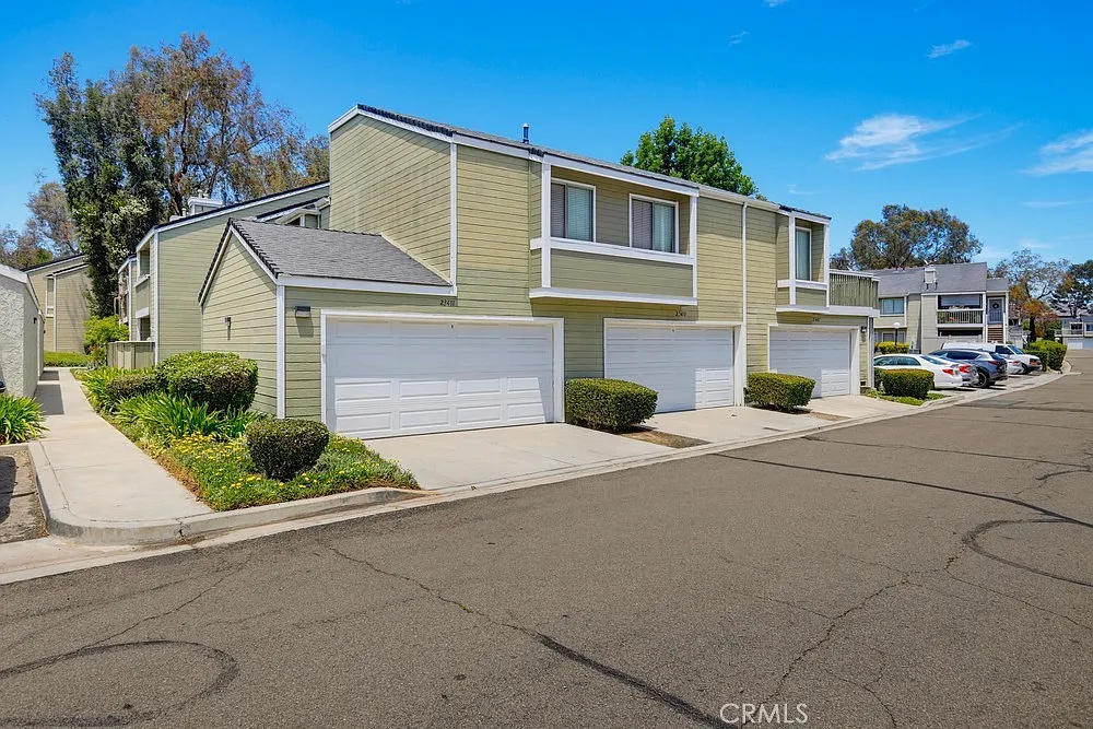 2 bed, 947 sqft, $3,300 — Photo 1