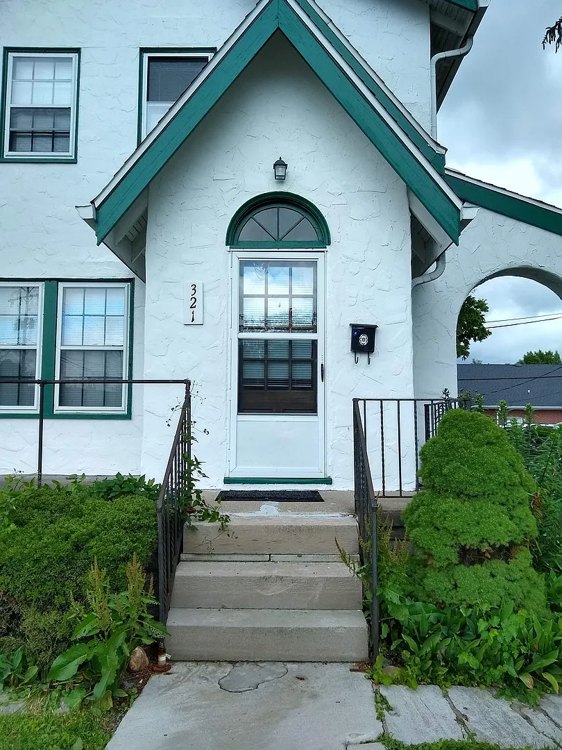 H01 - 321 S Eagleson — Photo 3