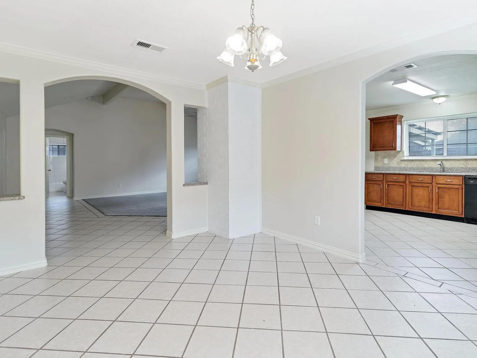 3 bed, 2.0 bath, 1664 sqft, $1,875 — Photo 4