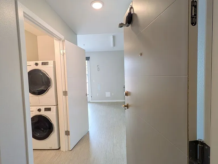 Division 31 Apartments — Photo 6