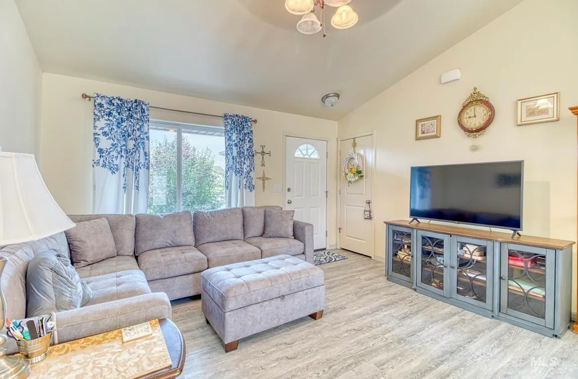 3 bed, 1220 sqft, $1,900 — Photo 2