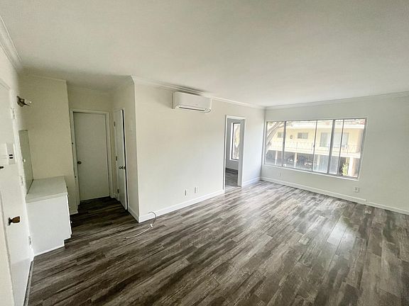 2nd image of 802 NW Knoll Dr #103