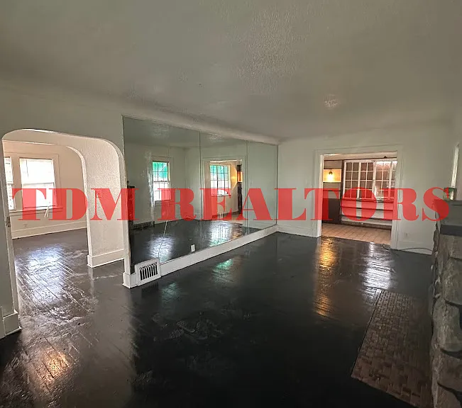 125 W McClellan St — Photo 3