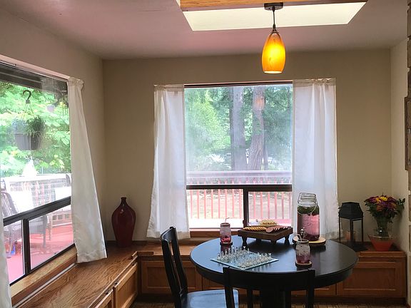 Breakfast Nook w/storage