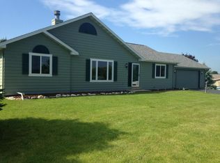 427 Prairie View Dr, North Prairie, WI 53153