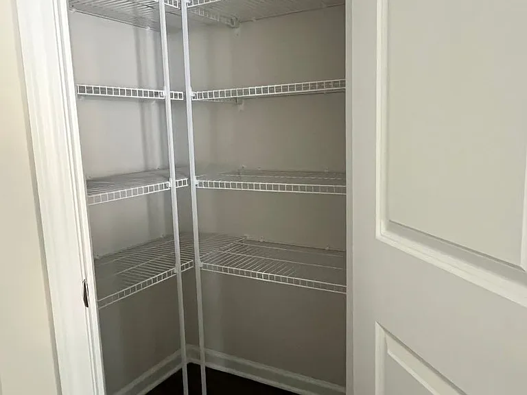 315 S Lake Ct — Photo 10